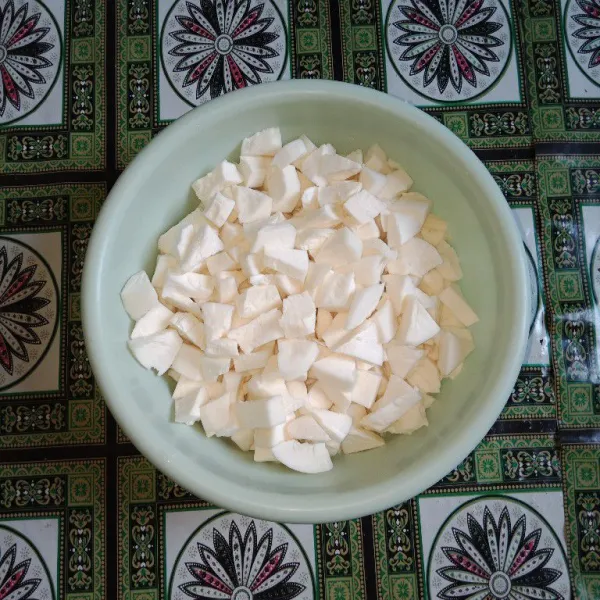 Kupas singkong, potong kecil-kecil dan cuci sampai bersih.
