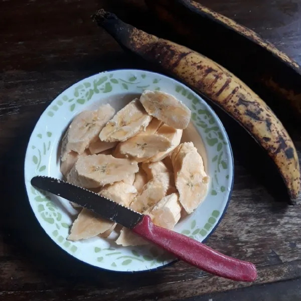 Potong serong pisang ketebalan 1 cm.