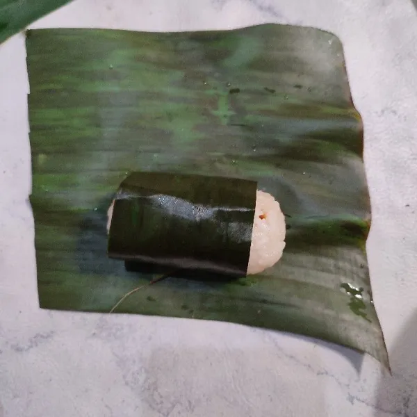 Setelah itu gulung kembali dengan daun pisang ukuran besar.