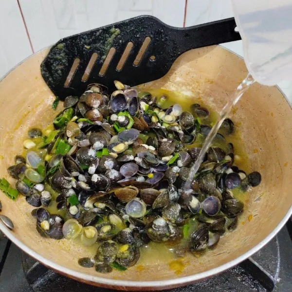 Tambahkan air, masak hingga air menyusut.