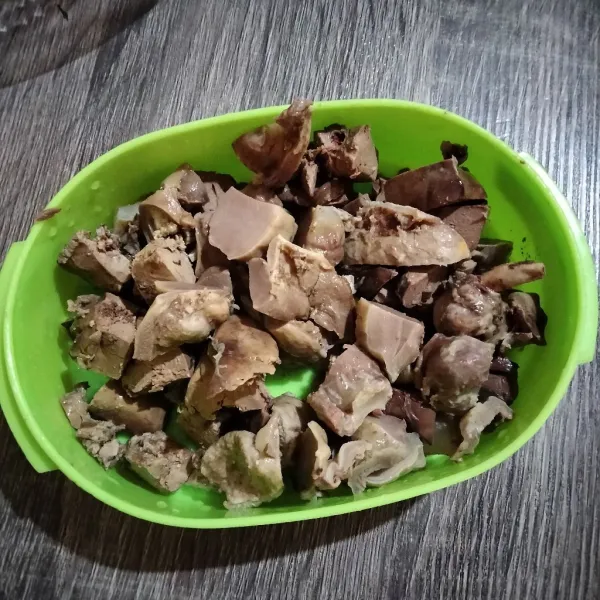 Cuci bersih hati ayam beri perasan jeruk nipis. Rebus lalu buang air pada rebusan pertama lalu rebus kembali selama 15 menit. Tiriskan kemudian potong.