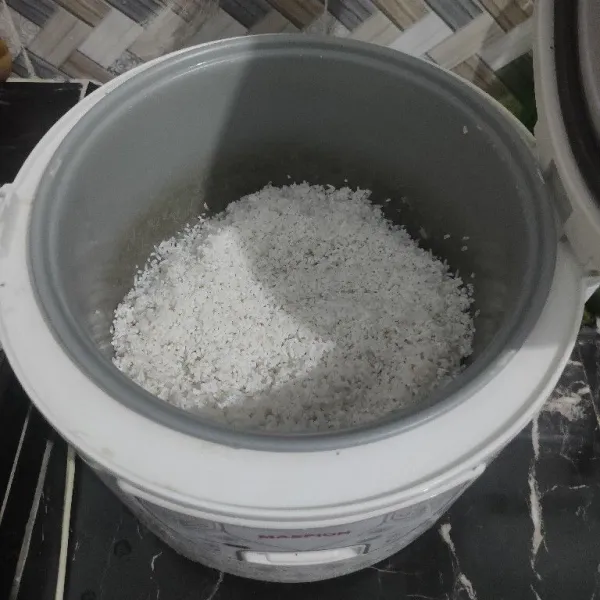 Cuci bersih beras lalu masuk kedalam panci magic com.