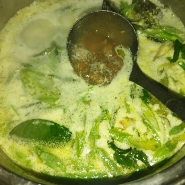 Tambahkan santan, masak hingga mendidih. Masukkan tauco, garam, kaldu bubuk, dan lada bubuk, aduk rata