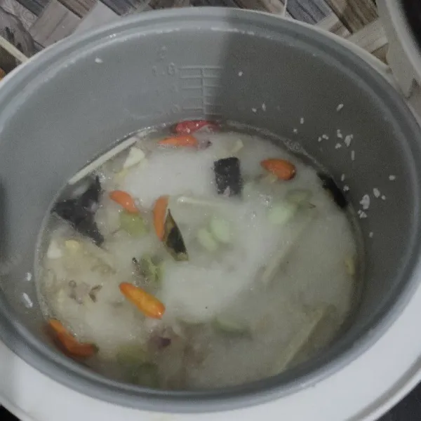 Masukkan air panas sesuai takaran beras, lalu tambahkan garam aduk rata dan koreksi rasanya.