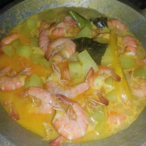 Masak hingga labu siam empuk dan udang matang, cek rasa dan siap di sajikan.