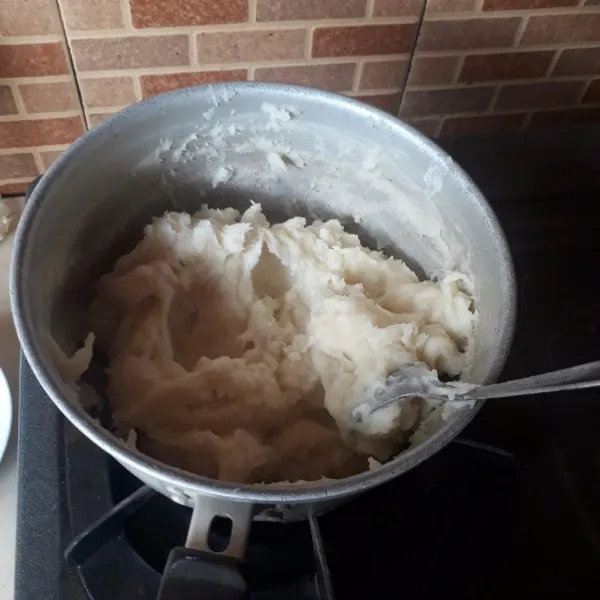 Masak dengan api sedang sambil diaduk-aduk hingga mengental dan matang. Sisihkan hingga dingin.