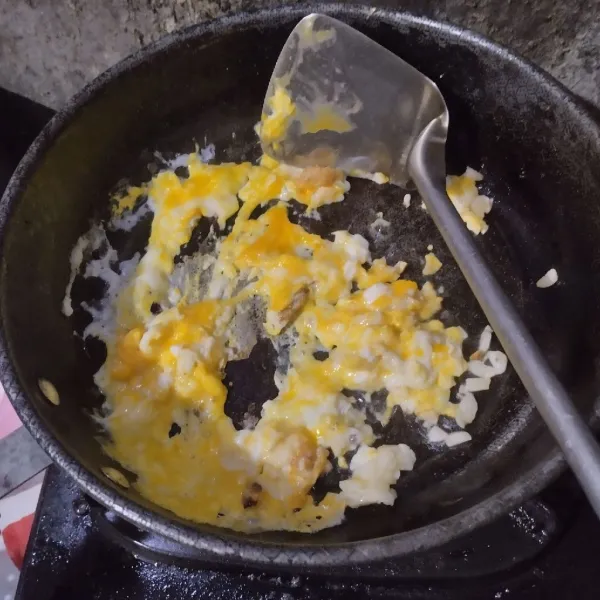Masukkan telur, buat orak-arik.