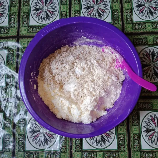 Masukkan ke dalam wadah singkong yang sudah di blender. Tambahkan kelapa parut, tepung tapioka, garam, dan vanili. Aduk sampai tercampur semua.