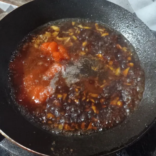 Buat saus, tumis bawang putih sampai matang, kemudian masukkan semua bahan saus.