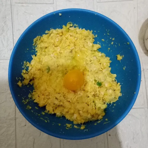 Tambahkan telur, aduk rata lagi.