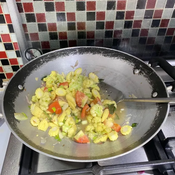 Aduk dan siap angkat untuk disajikan, beri taburan bawang goreng.