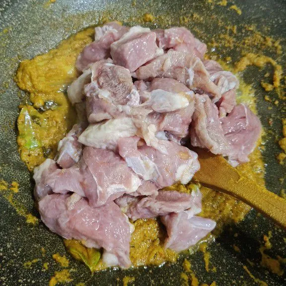 Kemudian masukkan daging, aduk rata hingga daging berubah warna