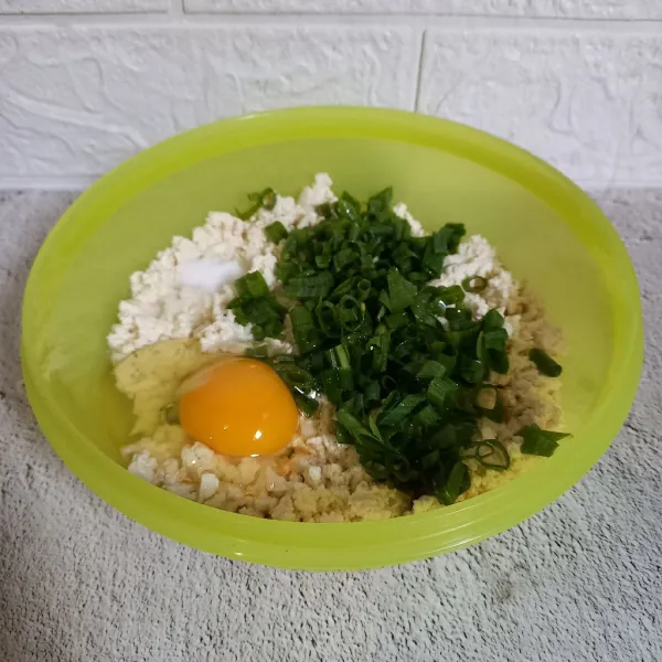 Masukkan telur, irisan daun bawang, garam, lada dan kaldu jamur, aduk sampai rata.