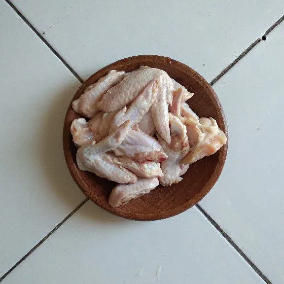 Bersihkan dan cuci daging ayam.