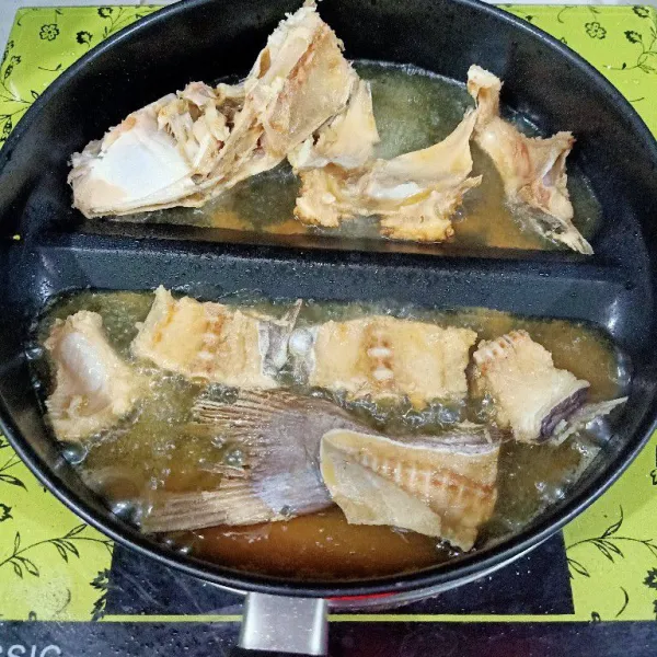Siapkan wajan lalu masukkan minyak, setelah minyak panas masukkan potongan ikan asin jambal, lalu goreng.