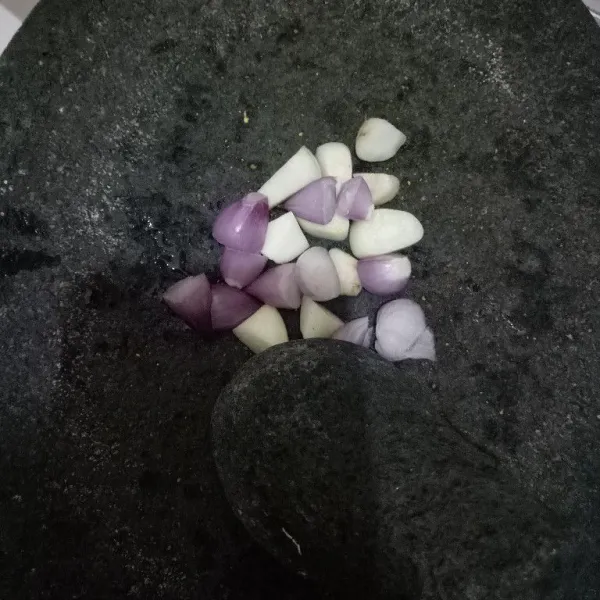 Haluskan bumbu.