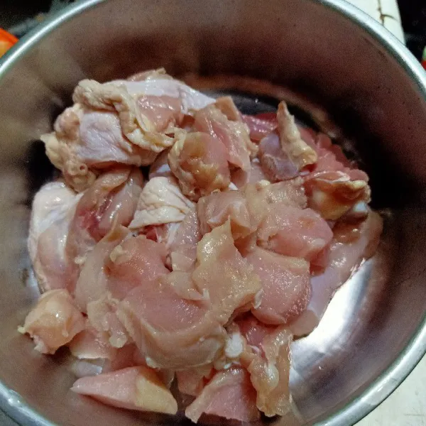 Siapkan ayam lalu potong dadu untuk bagian dada nya.