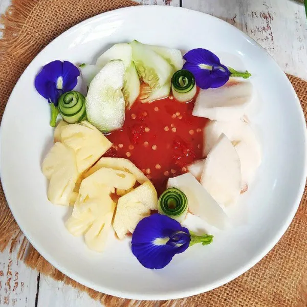 Letakkan di piring saji lalu siram dengan bumbu rujak.