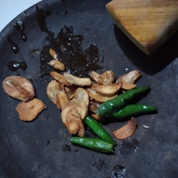 Ulek bawang putih dan cabe.