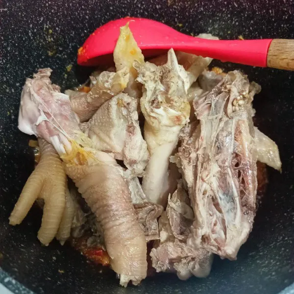 Masukkan ayam lalu aduk rata.