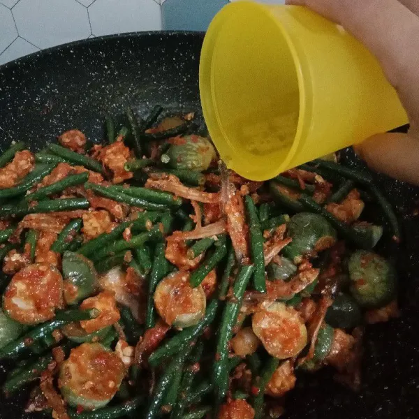 Tambahkan air aduk rata.