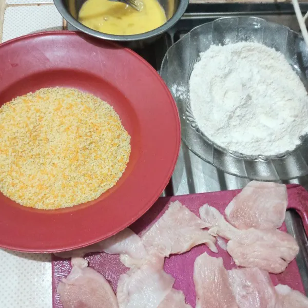 Siapkan semua bahan yang diperlukan... Campurkan tepung dengan garam, lada, dan kaldu bubuk. Kocok telur. Dan lap ayam dengan tisu agar kering.