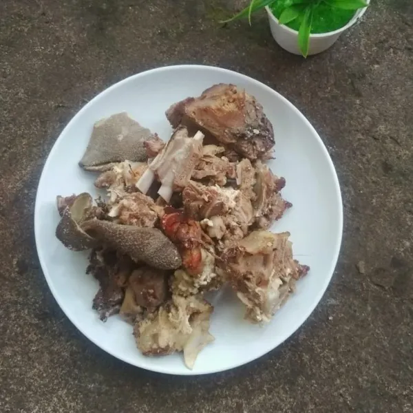 Rebus daging kambing bersama daun jeruk, daun salam, jahe dan lengkuas dengan  metode 5 menit direbus diamkan 30 menit kemudian rebus kembali 7 menit kemudian angkat dan tiriskan kemudian potong-potong.