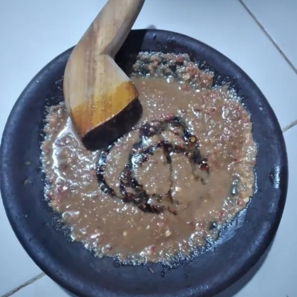 Tambahkan kecap manis, koreksi rasa.