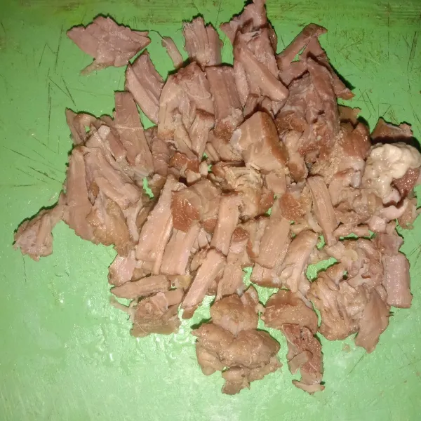 Iris daging sapi yang sudah direbus.