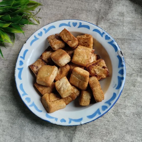 Tata di piring saji dan hidangkan.