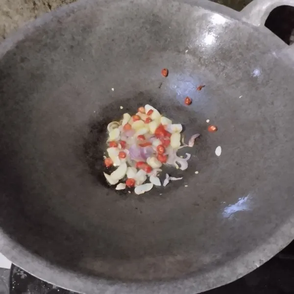 Tumis bumbu iris hingga harum.