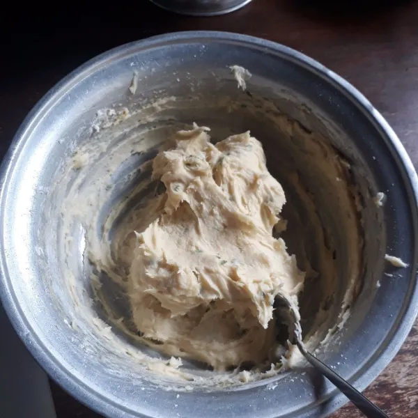 Tambahkan tepung tapioka, uleni hingga rata.