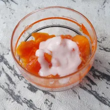 Masukkan dua sendok makan yogurt.