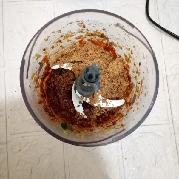 Setelah bumbu halus masukkan kacang halus lalu campur rata. Pastikan rasanya pas ya.
