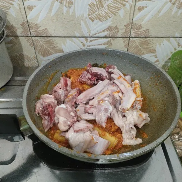 Masukkan potongan bebek, aduk sampai berubah warna dan bumbu tercampur