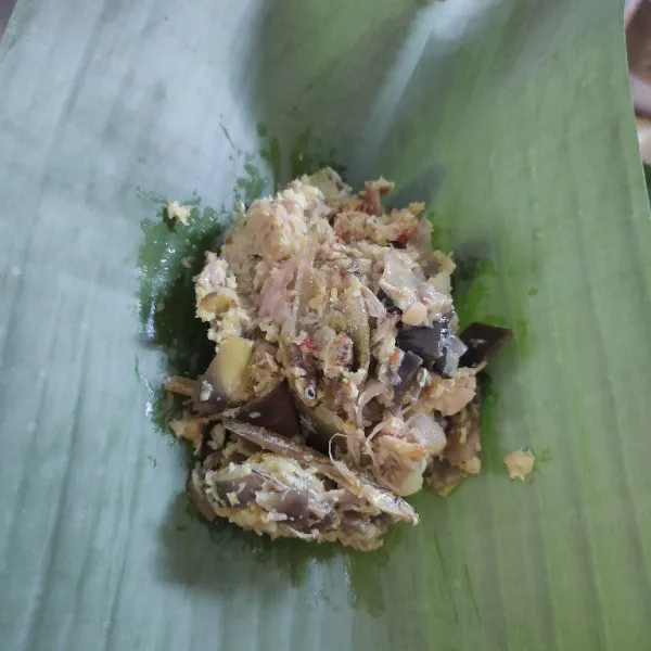 Ambil 1 lembar daun pisang, isi dengan 2 sdm adonan botok kemudian bungkus. Lakukan berulang hingga bahan habis.