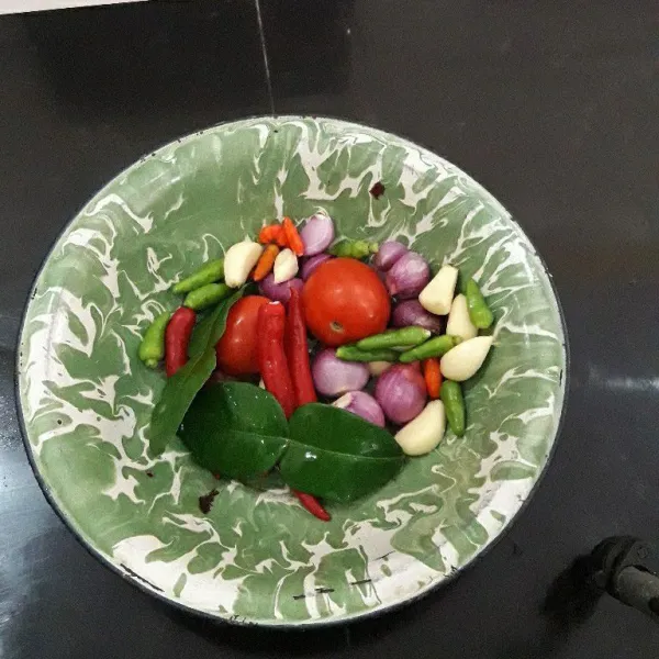 Siapkan semua bumbu halusnya. Potong besar bumbu halus.