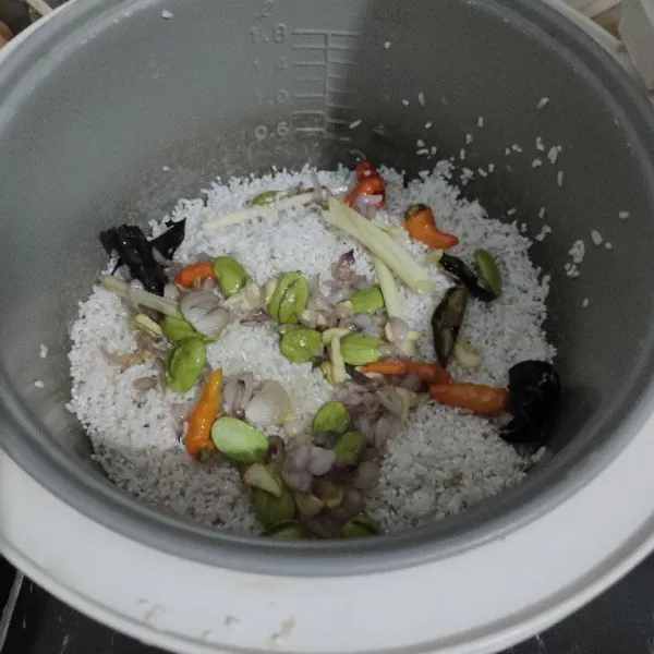 Masukkan tumisan bumbu kedalam beras.