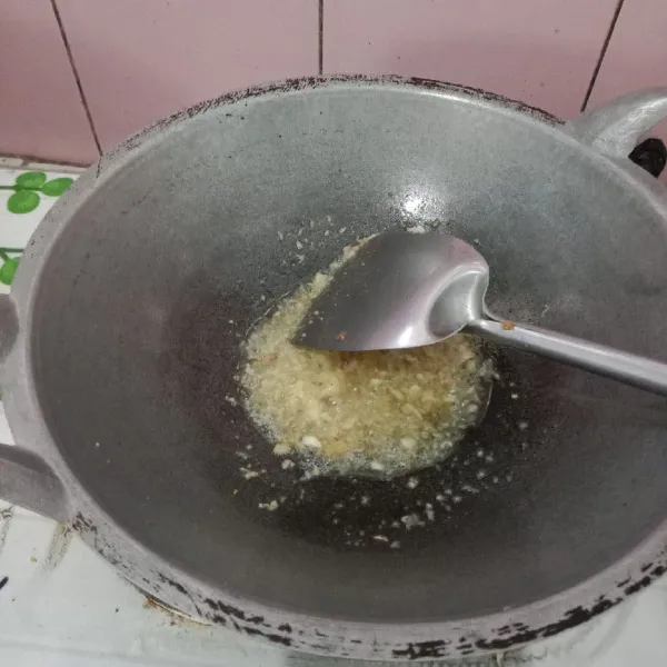 Tumis bumbu halus hingga harum.