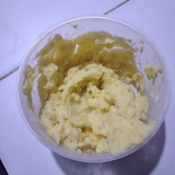 Haluskan kentang rebus bersama bagian kuning telurnya, garam, dan lada bubuk.