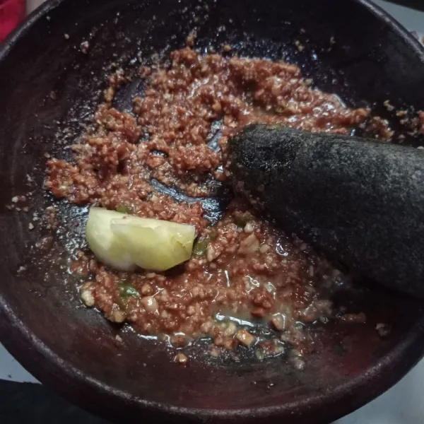 Masukan air asam Jawa, dan nanas uleg lagi sampai benar benar tercampur rata