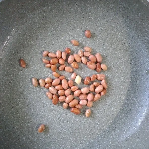 Goreng atau sangrai kacang tanah.
