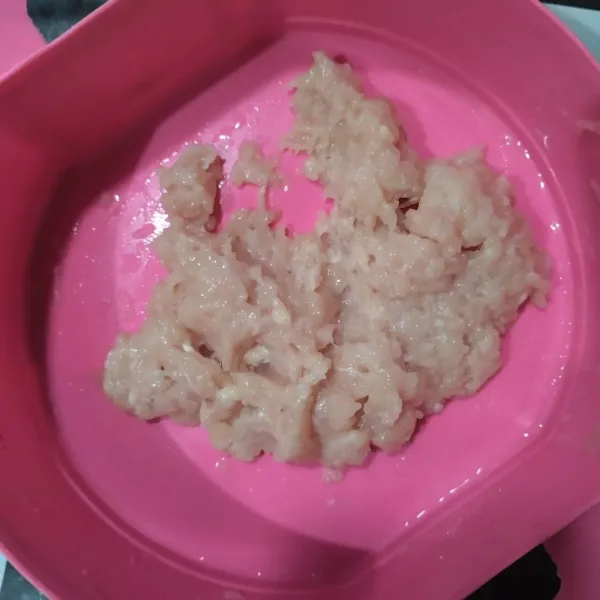Siapkan daging ayam giling.