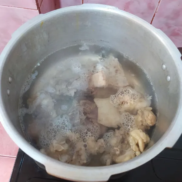 Rebus iga, lemak, dan daging sapi. Buang air rebusannya yang pertama. Ganti dengan air  baru, rebus lagi.