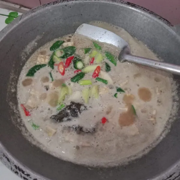 Masukkan tempe, tambahkan santan dan air, masukkan cabe ijo, cabe merah, daun salam, garam, penyedap, dan gula aduk rata masak sampai matang, setelah matang tuang ke mangkok dan siap disajikan.