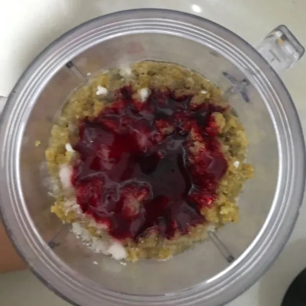 Blender nasi tiwul dengan santan, minyak, cuka apel, garam, dan pasta strawberry hingga lumat.