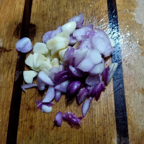 Kupas duo bawang lalu iris tipis.