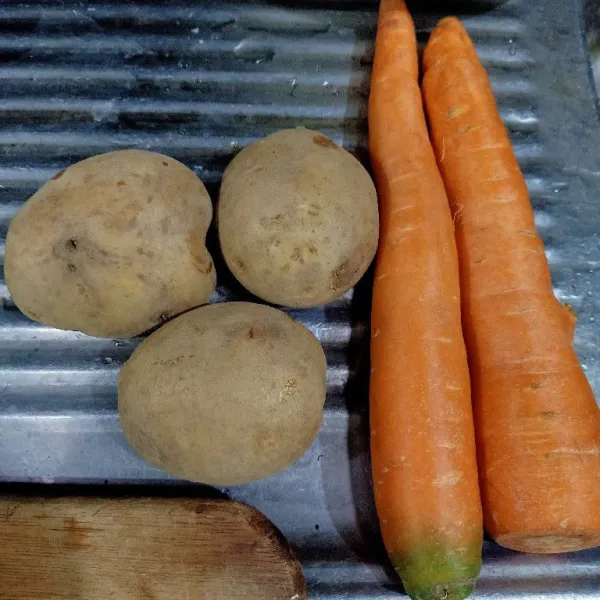 Siapkan wortel dan kentang, kupas kulitnya.