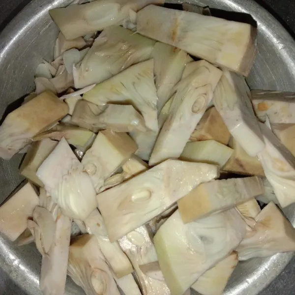 Cuci bersih nangka lalu rebus 1/2 matang, angkat dan tiriskan. Potong kacang panjang sekitar 3-4 cm kemudian cuci bersih, sisihkan.