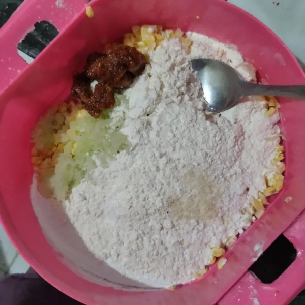 Tambahkan tepung terigu, bumbu halus, garam dan kaldu bubuk.